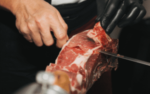 cortador de jamón para eventos cortando a cuchillo
