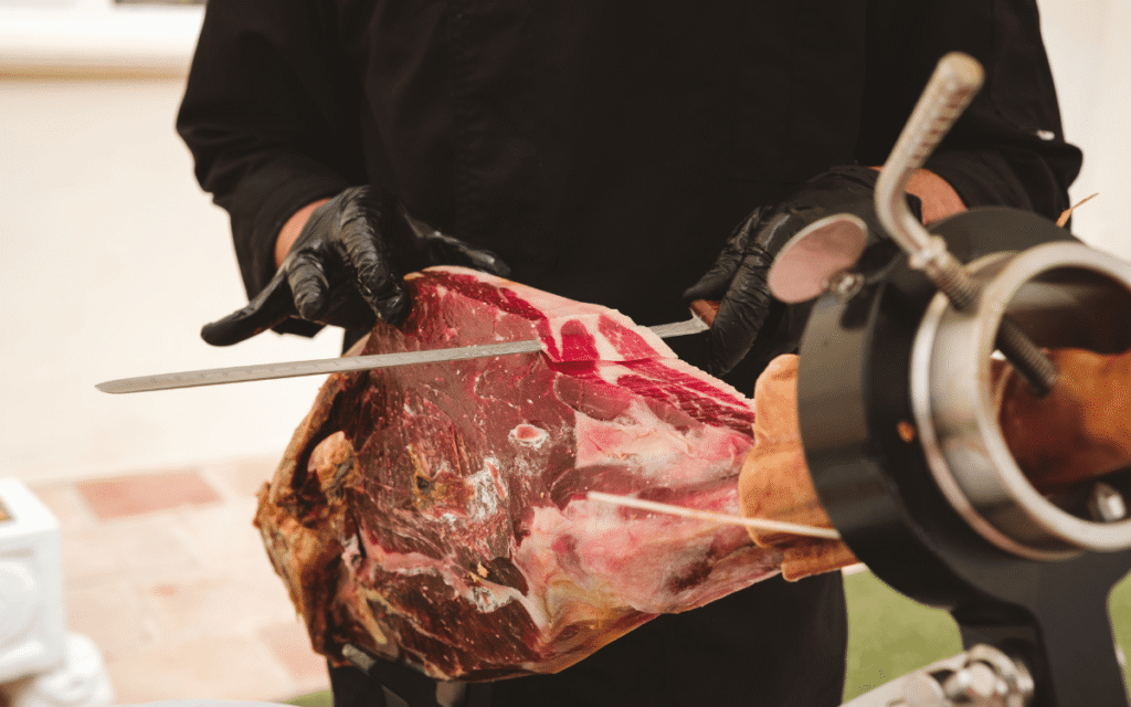 cortador profesional cortando jamón en evento