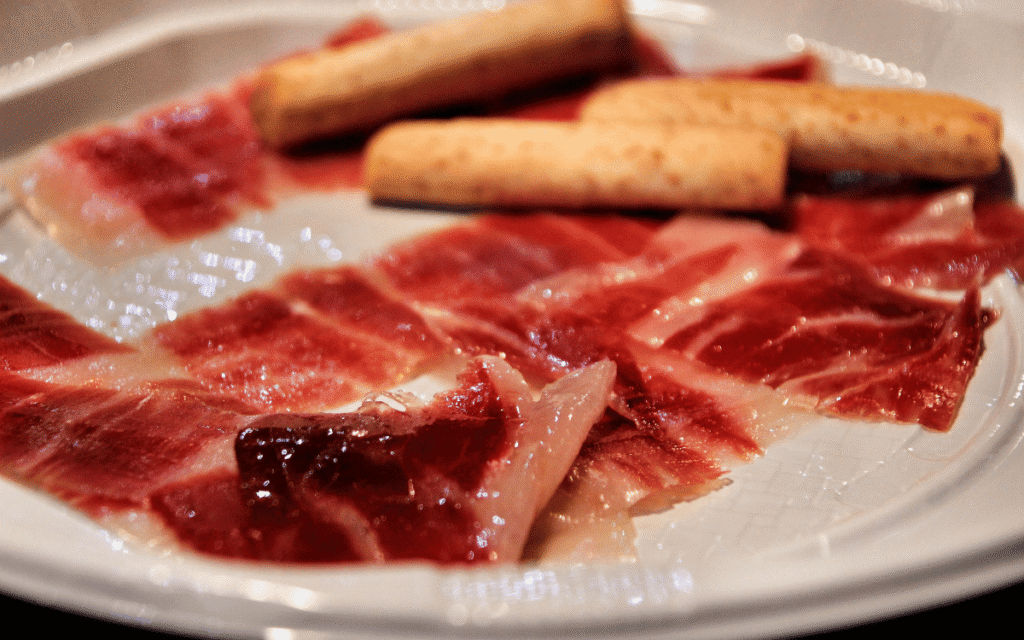 plato de jamón ibérico listo para servir