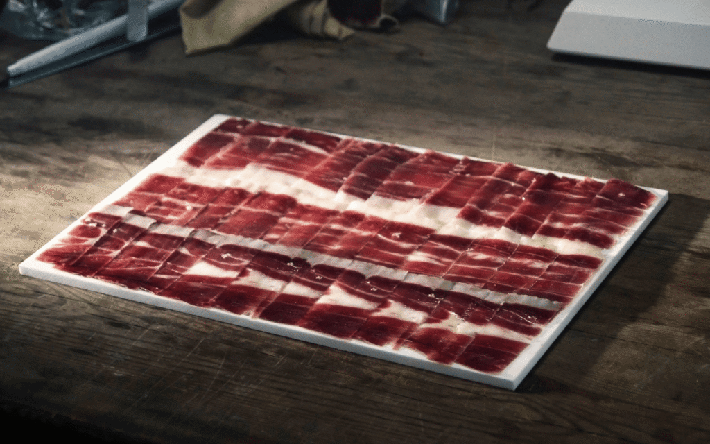 jamón ibérico de bellota en soporte jamonero