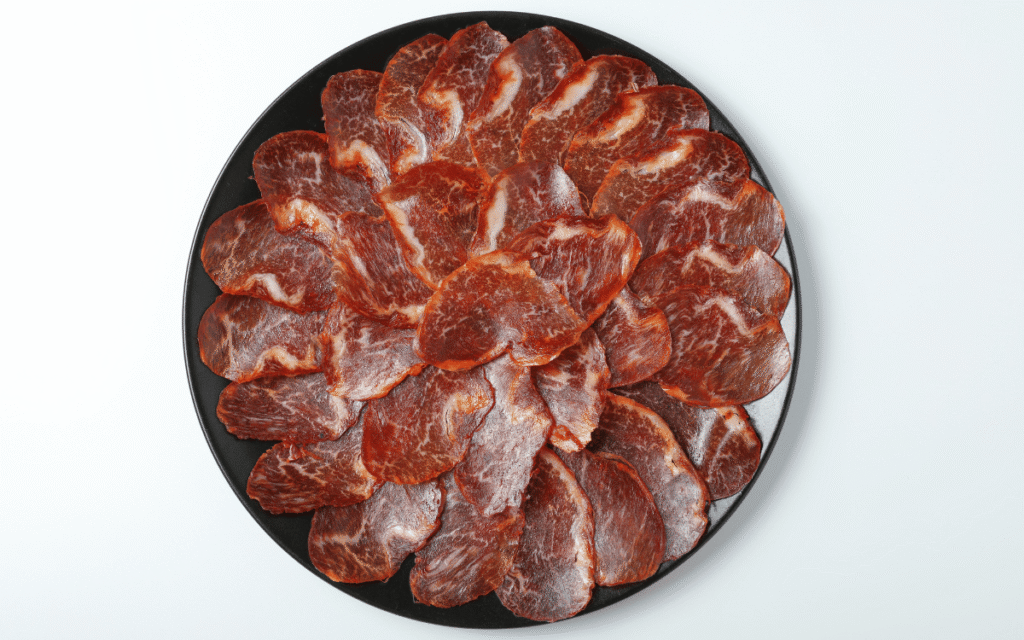 presentación gourmet de lomo ibérico de bellota