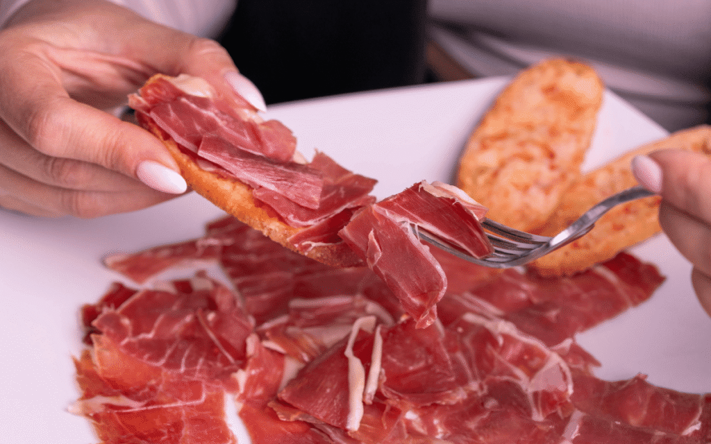 lonchas de jamón ibérico con grasa infiltrada brillante