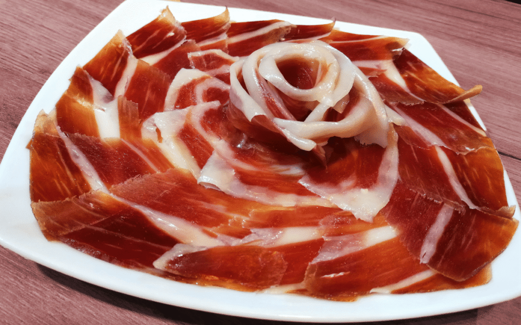 plato de loncheado de jamón de bellota ibérico de Extremadura listo para servir