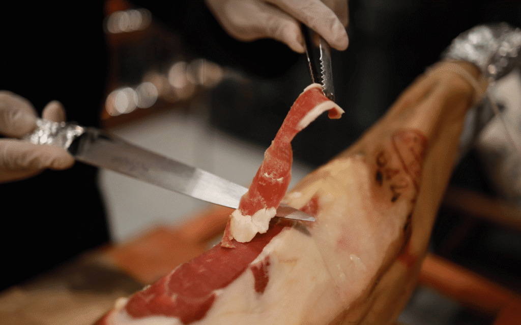 comprar jamón ibérico cortado a cuchillo preparado por profesionales