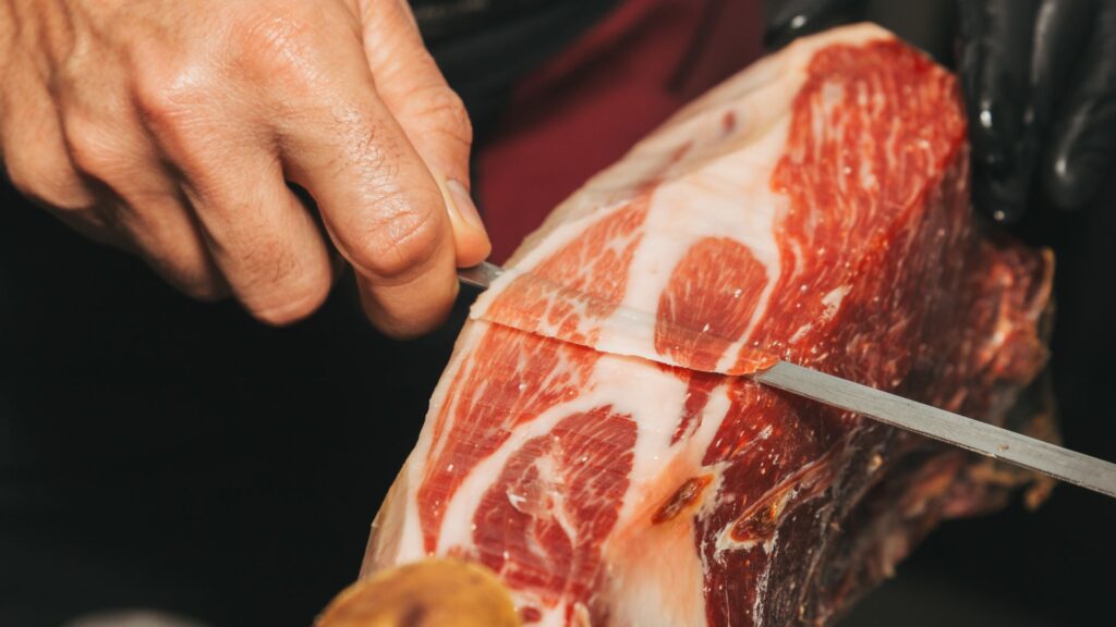 Cortador de jamón profesional en evento gastronómico