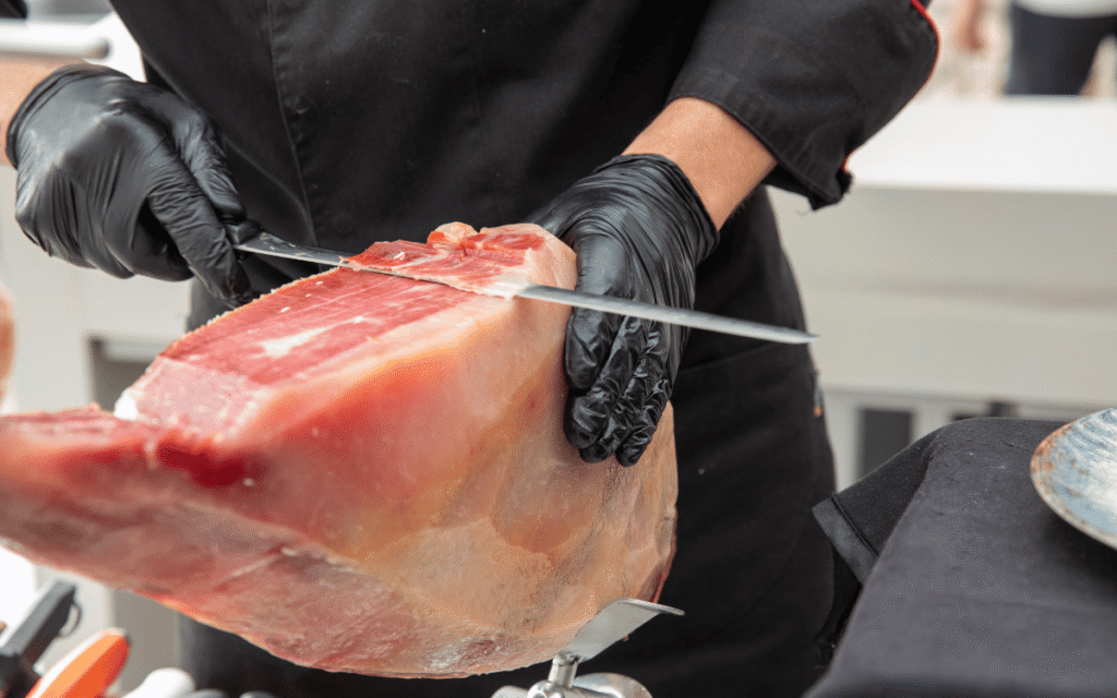 Jamón ibérico de alta calidad preparado para corte profesional