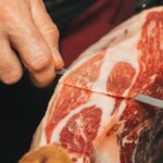 Cortador de jamón profesional en evento gastronómico
