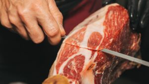 Cortador de jamón profesional en evento gastronómico