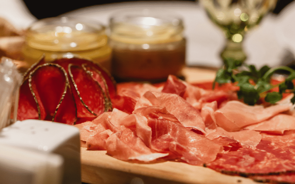 Tabla de embutidos ibéricos con productos tradicionales españoles