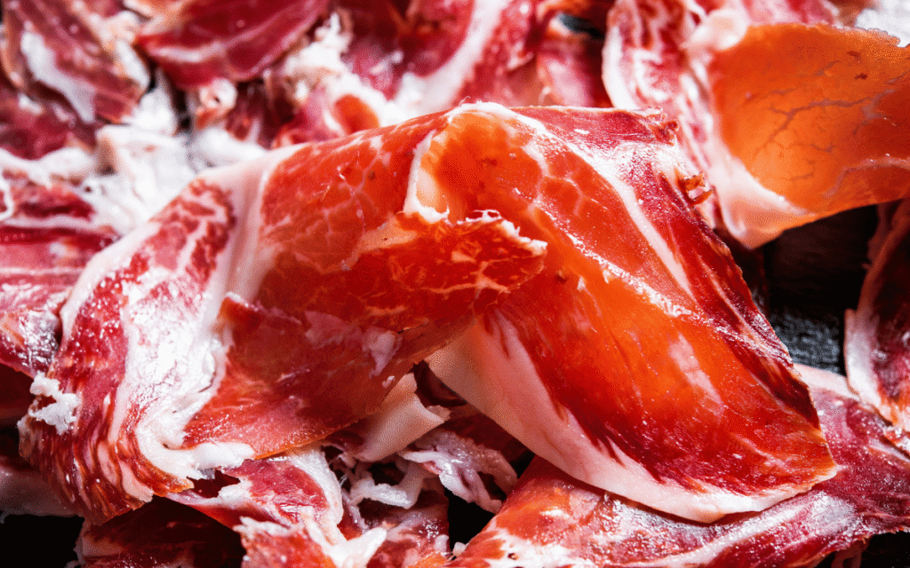 Cortador profesional loncheando jamón ibérico de calidad